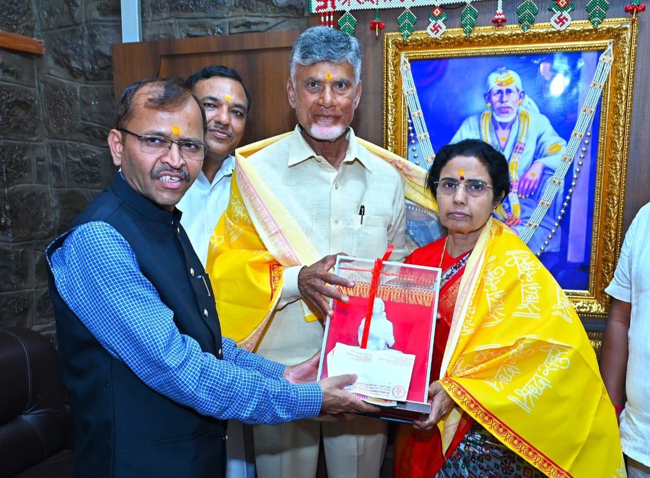 శ్రీ షిరిడి సాయిబాబాను దర్శించుకున్న నారాచంద్రబాబు నాయుడుగారు మరియు సతీమణి భువనేశ్వరిగారు
